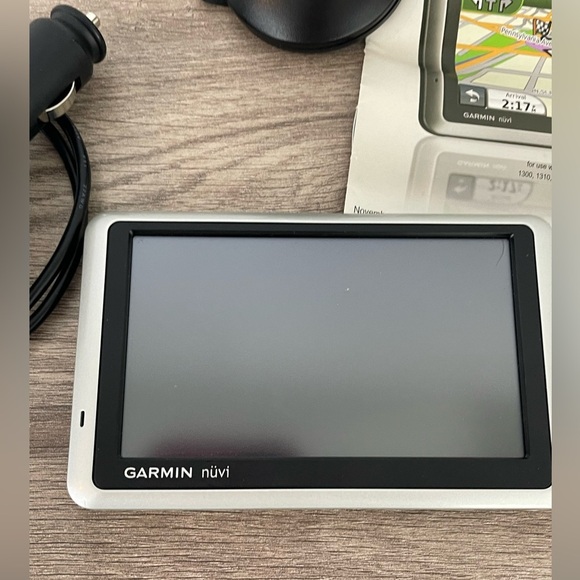 Garmin Nuvi 1300 Series with accessories and instructions used - Picture 3 of 7